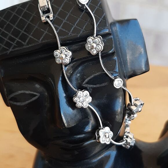 Set of 2 Silver flower bracelets - Picture 1 of 3